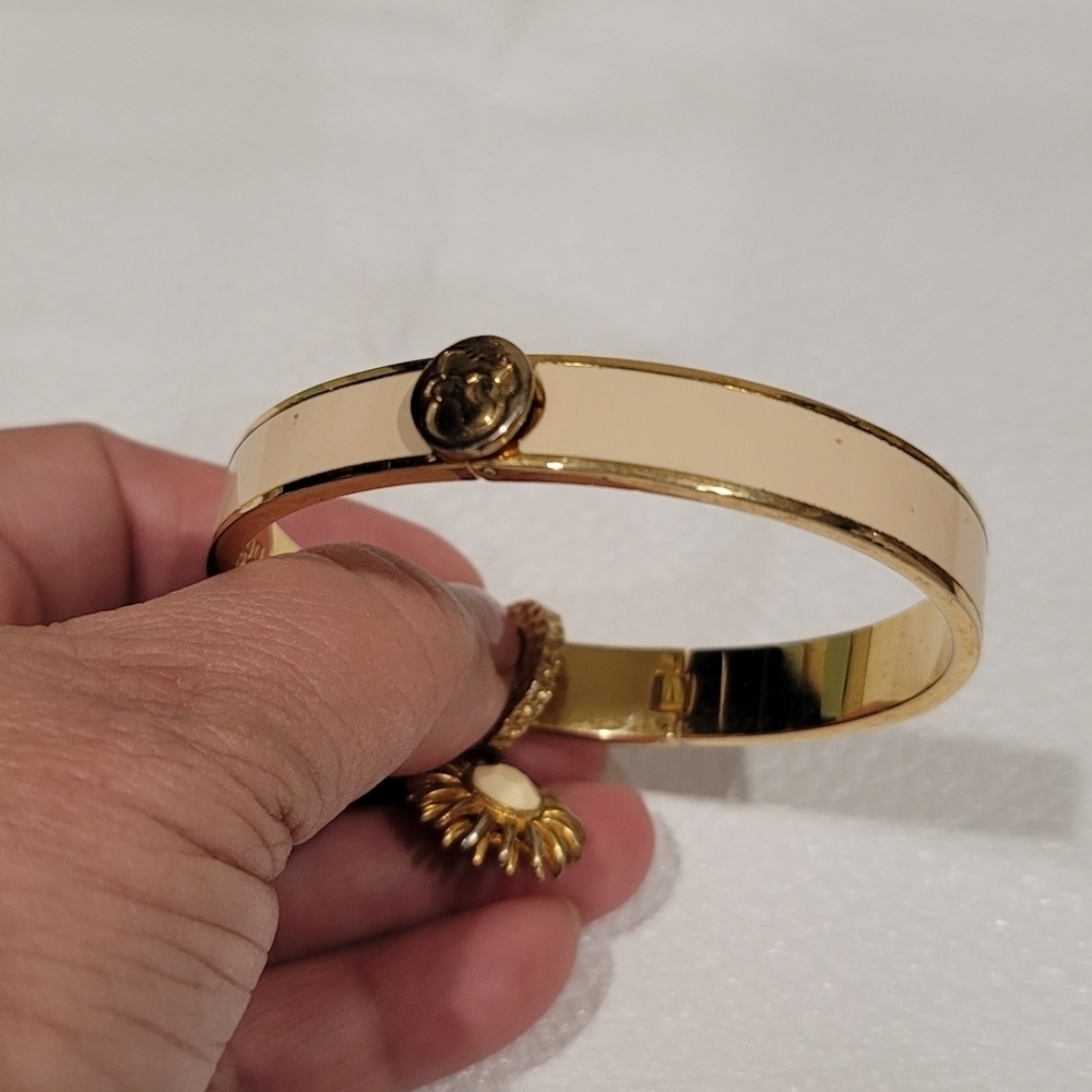Spartina 449 Flower Charm Oval Hinged Bangle - Picture 3 of 8